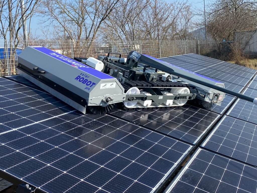Solarreinigungsroboter auf einer Photovoltaik-Modulfläche
