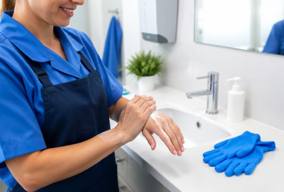 Praxisfoto zum Thema: HRA Hautschutz Unterweisung – Hautschutz bei der Reinigungsarbeit