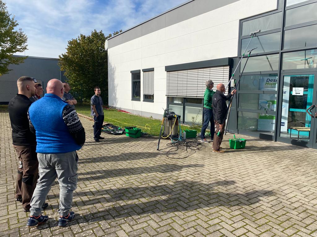 Praxisübung Glasreinigung im Außenbereich