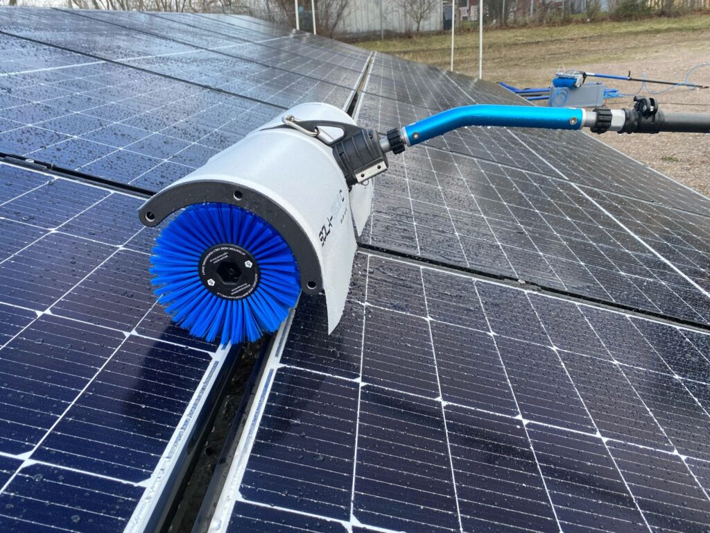 Professionelle Reinigungsbürste auf PV-Modul