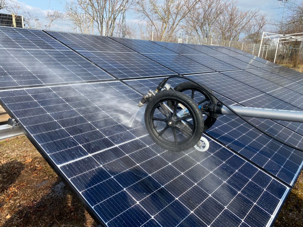 Reinigungsroboter auf Solaranlage