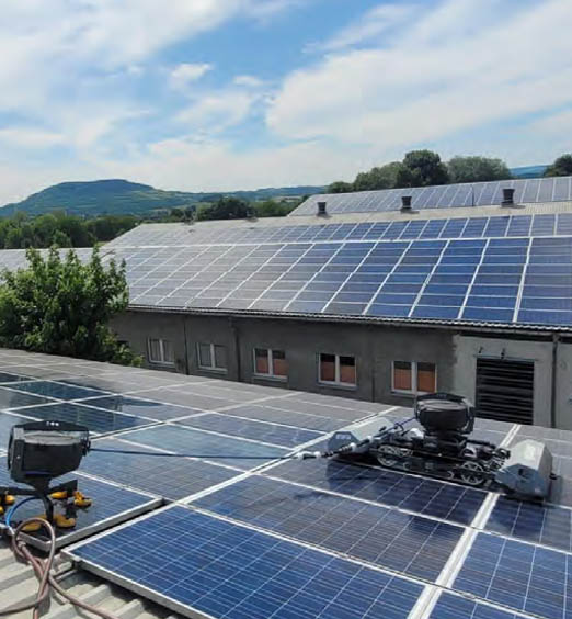 Solarroboter im Einsatz auf Dachanlage